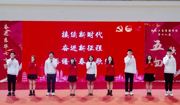 一群人站在台上

中度可信度描述已自动生成